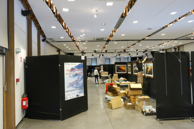 Ambre de l'AlPe installe son exposition le matin du vendredi 2 mai