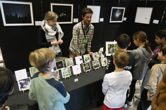 Les enfants très intéressés par l'exposition de Yannick Mégard