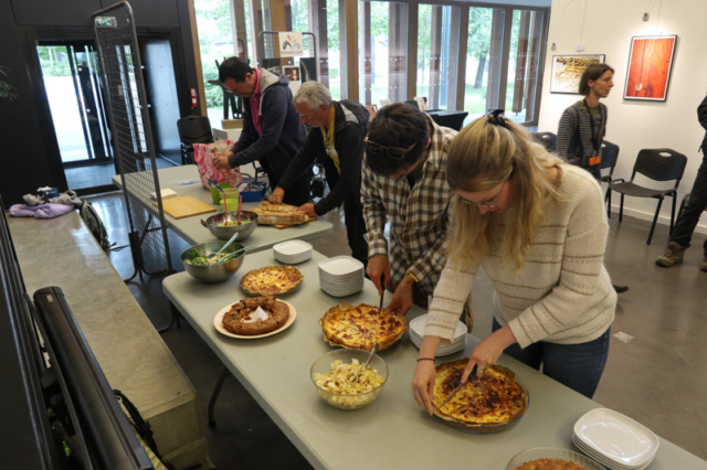 Installation du repas samedi soir entre exposants et organisateurs