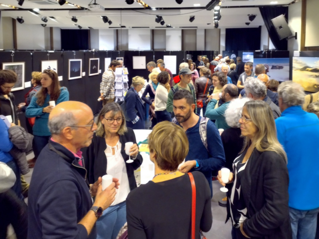 Les discussions vont bon train au vernissage vendredi 2 ma