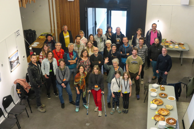 Exposants et organisateurs rassemblés pour un repas convivial