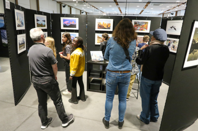 Des scolaires sur le stand de Fabrizio Viglione